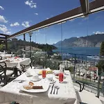 Capri 3*